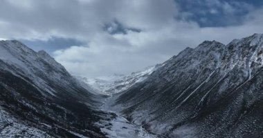 Karla kaplı dağların görkemli insansız hava aracı videosu. 