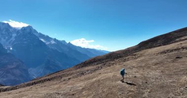 Dağlarda insan yürüyüşünün hava aracı videosu, yavaş çekim videosu. 