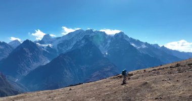 Dağlarda insan yürüyüşünün hava aracı videosu, yavaş çekim videosu. 