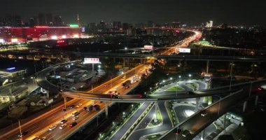Geceleri işlek bir şehir otoyolunun havadan çekilmiş videosu. Guangzhou, Guangdong, Çin