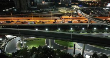 Geceleri işlek bir şehir otoyolunun havadan çekilmiş videosu. Guangzhou, Guangdong, Çin