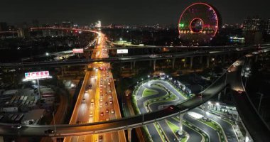 Gece vakti eşsiz, dairesel aydınlatılmış binayı gösteren bir video. Guangzhou, Guangdong, Çin