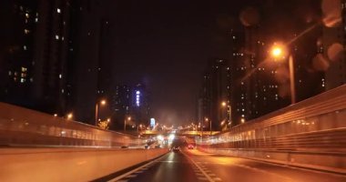 Şehirden geçen bir arabanın gece görüntüsü..