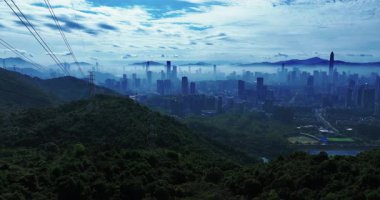 Çin şehrinin modern, yüksek binalı insansız hava aracı videosu. 