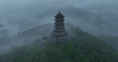 Yoğun sisle örtülü tepede gizemli bir tapınak..