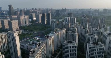 Çin şehrinin modern, yüksek binalı insansız hava aracı videosu. 