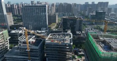 Çin. Büyük şehir mimarisinin insansız hava aracı videosu, yüksek binalar.