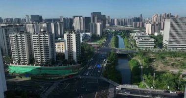 Çin. Büyük şehir mimarisinin insansız hava aracı videosu, yüksek binalar.