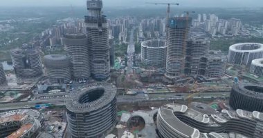 Chengdu, Çin. Havadan bakıldığında, yüksek binaları olan modern bir şehir görülüyor..