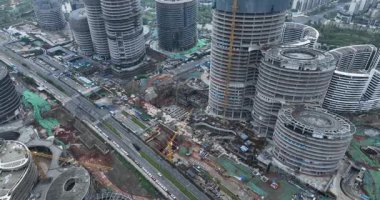 Chengdu, Çin. Havadan bakıldığında, yüksek binaları olan modern bir şehir görülüyor..