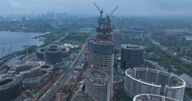 Modern bir şehrin klibi, çok katlı binalar ve altyapı. Chengdu, Çin. 