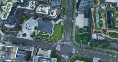 Modern bir şehrin klibi, çok katlı binalar ve altyapı. Chengdu, Çin. 