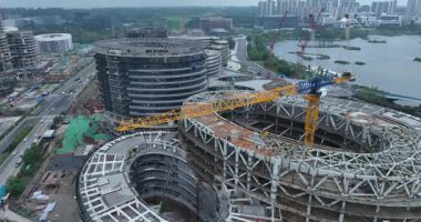 Chengdu, Çin. Havadan bakıldığında, yüksek binaları olan modern bir şehir görülüyor..