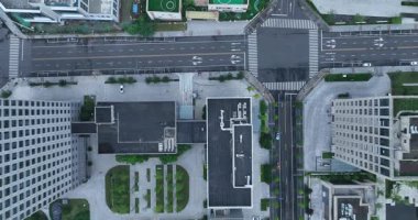 Modern bir şehrin klibi, çok katlı binalar ve altyapı. Chengdu, Çin. 