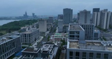 Modern bir şehrin klibi, çok katlı binalar ve altyapı. Chengdu, Çin. 