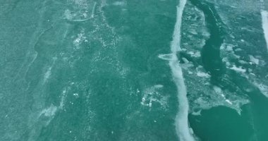 Sakin, berrak turkuaz okyanus suyunun insansız hava aracı videosu renk ve dokuda hafif bir değişim var..