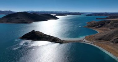 Yamdrok Yumtso Gölü 'nün Tibet, Çin' deki güzel manzarasının hava görüntüleri.