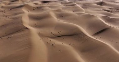 Uçsuz bucaksız bir çölde rüzgarın yukarıdan görünüşü kum tepelerini süpürdü.