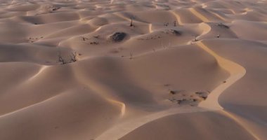Çölde dalgalanan kum tepeciklerinin video görüntüleri..
