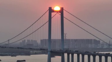 Güneşin kulesinin arkasında battığı asma köprünün video görüntüleri..