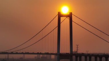 Güneşin kulesinin arkasında battığı asma köprünün video görüntüleri..