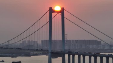 Güneşin kulesinin arkasında battığı asma köprünün video görüntüleri..