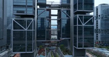 Gökdelenleri ve merkez caddeleri olan bir Çin şehrinin video görüntüleri.