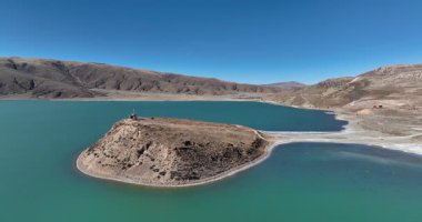 Yamdrok Yumtso Gölü 'nün Tibet, Çin' deki güzel manzarasının hava görüntüleri.