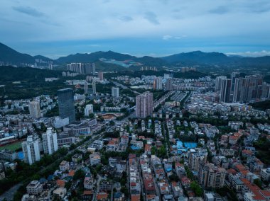 Shenzhen, Çin. Geniş bir metropolün gökyüzü. Konut binaları ve modern gökdelenlerin karışımı..