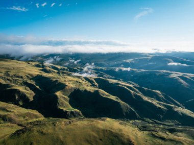Litang County, Çin 'de güzel yeşil çayırlar ve bulutlu gökyüzü