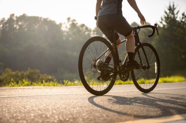Bisiklete binen kadın bisikletçi, yaklaş.