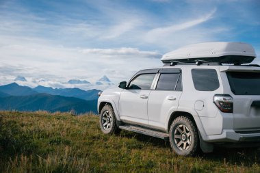 Sichuan, Çin. Toyota 'yı yüksek rakımlı dağlarda yoldan çıkarmak. 