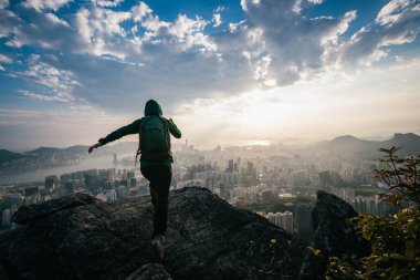 Turistler Hong Kong 'daki dağ yamacındaki manzaranın tadını çıkarıyorlar.