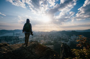 Monuntain uçurumunda Hong Kong 'un fotoğrafını çekiyorum.  