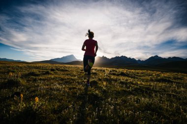 Yüksek rakımlı çayırlarda koşan bir koşucu