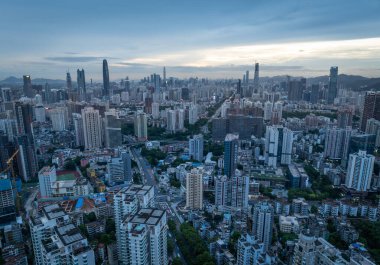 Shenzhen, Çin. Geniş bir metropolün gökyüzü. Konut binaları ve modern gökdelenlerin karışımı..