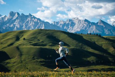aktif, dişi koşucu dağ manzarasında koşuyor 