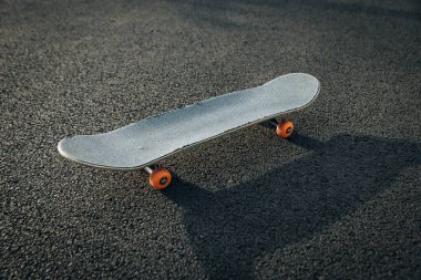 Asfalt yolda kaykay açık havada sürmeye hazır..