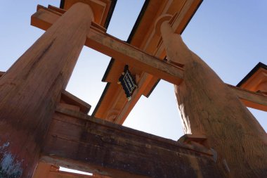 Massive Itsukushima yüzen torii kapısı. Itsukushima güzel turuncu rengi ile torii kapısı yüzen. Miyajima adasında Itsukushima türbebir parçasıdır, Hiroşima prefecture, Japonya. Alttan bir görünüm.