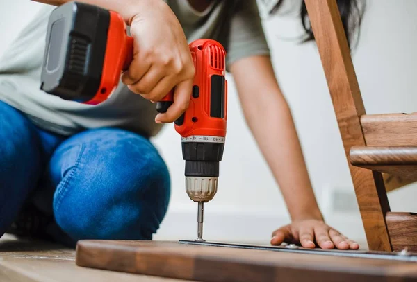 Çekici ve kendinden emin Oluşturucu marangoz veya Oluşturucu adam çalışma Ağaç Sanayi İnşaat sahasında elektrikli matkap ile. Yükleme ve yenileme
