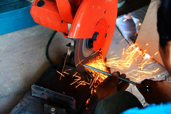İnşaat alanında, kaynak işçiler işyerinde, fabrika çelik yapısı üzerinde taşlama elektrikli tekerlekli