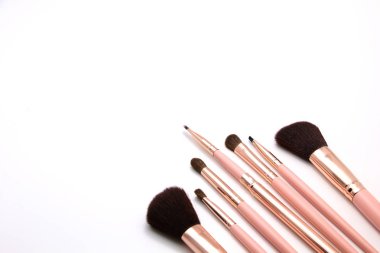 Kozmetik makyaj pembe renk beyaz bir arka plan üzerinde izole üzerinde fırça kümesi