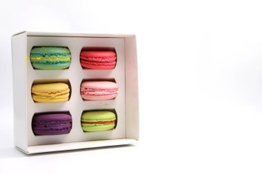 Pasta macaron veya yukarıdan, renkli badem çerezler, pastel renkler, vintage kartı, önden görünüm beyaz arka plan üzerinde izole acıbadem kurabiyesi