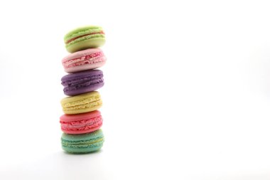 Pasta macaron veya yukarıdan, renkli badem çerezler, pastel renkler, vintage kartı, önden görünüm beyaz arka plan üzerinde izole acıbadem kurabiyesi