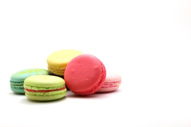 Pasta macaron veya yukarıdan, renkli badem çerezler, pastel renkler, vintage kartı, üstten görünüm beyaz arka plan üzerinde izole acıbadem kurabiyesi