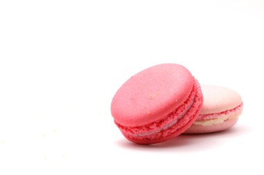 Tatlı ahududu macarons izole beyaz arka plan üzerinde. Kırpma yolu. Tam alan derinliği.