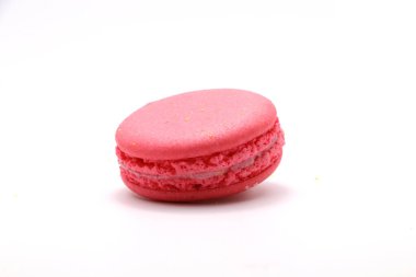 Tatlı ahududu macarons izole beyaz arka plan üzerinde. Kırpma yolu. Tam alan derinliği.