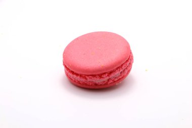 Tatlı ahududu macarons izole beyaz arka plan üzerinde. Kırpma yolu. Tam alan derinliği.