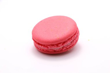 Tatlı ahududu macarons izole beyaz arka plan üzerinde. Kırpma yolu. Tam alan derinliği.