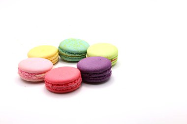 Pasta macaron veya yukarıdan, renkli badem çerezler, pastel renkler, vintage kartı, önden görünüm beyaz arka plan üzerinde izole acıbadem kurabiyesi
